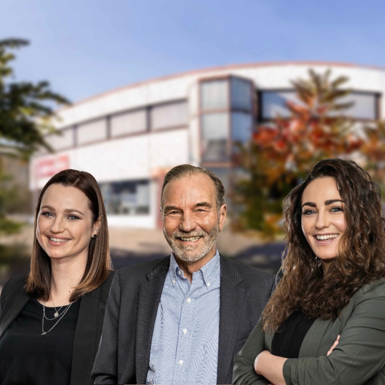 Ein Gruppenbild von der Geschäftsleitung vor dem Firmengebäude.